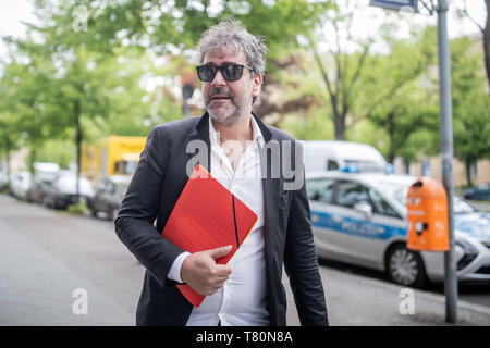 10. Mai 2019, Berlin: Deniz Yücel, Journalist von 'Die Welt', geht an das Amtsgericht Tiergarten für eine Abfrage nach einer rechtlichen Hilfe anfordern Der 32 Geschworenen Gericht in Istanbul in der Türkei. Yücel war in Untersuchungshaft in der Türkei. Er ist die Verteilung von Propagandamaterial verfassungswidriger Organisationen vorgeworfen. Foto: Michael Kappeler/dpa Stockfoto