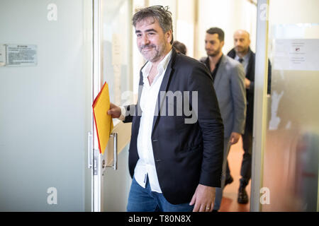 10. Mai 2019, Berlin: Deniz Yücel, Journalist von 'Die Welt', stammt aus einer Anhörung im Amtsgericht Tiergarten nach einem Rechtsbeistand Anfrage der 32 Geschworenen Gericht in Istanbul in der Türkei. Yücel war in Untersuchungshaft in der Türkei. Er ist die Verteilung von Propagandamaterial verfassungswidriger Organisationen vorgeworfen. Foto: Michael Kappeler/dpa Stockfoto