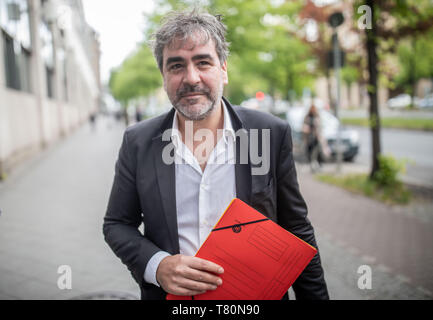 10. Mai 2019, Berlin: Deniz Yücel, Journalist der 'Welt' geht an das Amtsgericht Tiergarten für eine Anhörung nach einer rechtlichen Hilfe anfordern Der 32 Geschworenen Gericht in Istanbul in der Türkei. Yücel war in Untersuchungshaft in der Türkei. Er ist die Verteilung von Propagandamaterial verfassungswidriger Organisationen vorgeworfen. Foto: Michael Kappeler/dpa Stockfoto