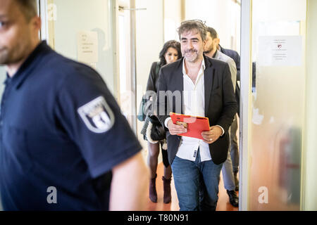 10. Mai 2019, Berlin: Deniz Yücel, Journalist von 'Die Welt', geht an das Amtsgericht Tiergarten für eine Abfrage nach einer rechtlichen Hilfe anfordern Der 32 Geschworenen Gericht in Istanbul in der Türkei. Yücel war in Untersuchungshaft in der Türkei. Er ist die Verteilung von Propagandamaterial verfassungswidriger Organisationen vorgeworfen. Foto: Michael Kappeler/dpa Stockfoto