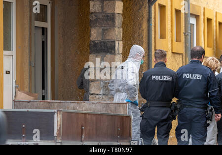 10. Mai 2019, Sachsen, Dresden: Polizisten stehen vor einem Haus, in dem ein Vater seine Kinder getötet zu haben. Der Hintergrund ist der Verdacht ein Streit zwischen den Eltern zu sein - aber die Untersuchung ist noch in den Kinderschuhen. Foto: Robert Michael/dpa-Zentralbild/dpa Stockfoto