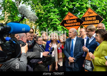 London, Großbritannien. 10. Mai 2019. Guy Verhofstadt, der Führer der Allianz der Liberalen und Demokraten für Europa verbindet Liberaldemokraten Vince Cable und Aktivisten seiner Partei in Camden als Teil der partys EU-Wahlkampagne Stockfoto