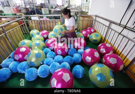 (190510) - Peking, 10. Mai 2019 (Xinhua) - eine Frau prüft Produkte in einer Spielzeugfabrik in Wuzhi Grafschaft von der Central China Provinz Henan, Aug 11, 2017. (Xinhua / Feng Xiaomin) Stockfoto