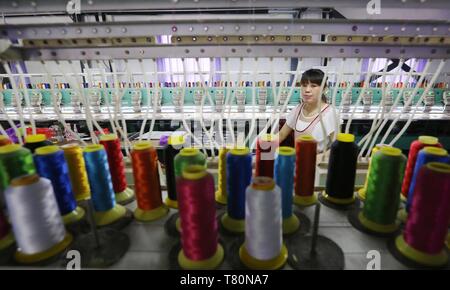 (190510) - Peking, 10. Mai 2019 (Xinhua) - ein Mitarbeiter arbeitet an der Produktionslinie zu einem Toy company in Wuzhi Grafschaft, die Zentrale China Provinz Henan, Aug 11, 2018. (Xinhua) Stockfoto