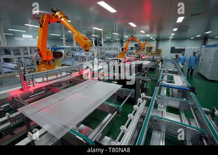 (190510) - Peking, 10. Mai 2019 (Xinhua) - Foto am Dez. 11, 2018 zeigt die Photovoltaik Module Produktion eines Unternehmens in De'an, der ostchinesischen Provinz Jiangxi. (Xinhua / Song Zhenping) Stockfoto