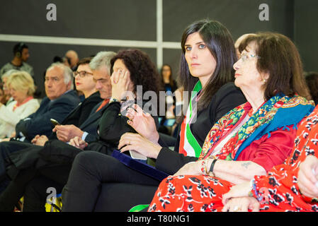 Turin, Italien. 10. Mai, 2019. Chiara Appendino Bürgermeister von Turin während der Veranstaltung gesehen. Die Internationale Buchmesse ist die wichtigste italienische Ereignis im Publishing Bereich. Es findet im Konferenzzentrum Lingotto Fiere in Turin einmal im Jahr, im Monat Mai. Credit: Diego Puletto/SOPA Images/ZUMA Draht/Alamy leben Nachrichten Stockfoto