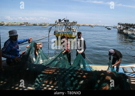 Gaza, Palästina. 10. Mai, 2019. Palästinensische Fischer arbeiten an der Seehafen in Gaza, 10. Mai 2019. Israel angekündigt ist es lösen Beschränkungen auf die Fischer aus der blockierten Gazastreifen, indem Sie ihnen erlauben, bis zu 12 Seemeilen ins Mittelmeer zu reisen. Credit: Stringer/Xinhua/Alamy leben Nachrichten Stockfoto