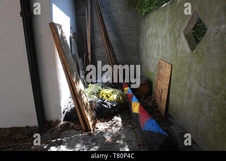 Venedig, Italien. 10. Mai, 2019. Abfälle sich hinter der geschlossenen Pavillon von Venezuela auf dem Gelände der Giardini. Die internationale Kunstausstellung beginnt am 11.05.2019 und endet am 24.11.2019. Credit: Felix Hörhager/dpa/Alamy leben Nachrichten Stockfoto