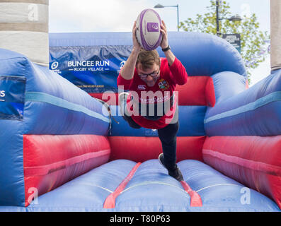 Newcastle upon Tyne, Großbritannien. 10. Mai 2019. Viele Aktivitäten in der Fanzone Dorf, einschließlich Bungee Run Rugby, als Tausende von französischen, irischen und englischen Rugby Fans in Newcastle für die 2019 European Rugby Champions Cup Finale steigen. Französische Vereine ASM Clermont Auvergne und La Rochelle wetteifert das Challenge Cup Finale am 10. Mai (19.45 Uhr) beim Irish Club Leinster und Londoner Club Sarazenen Wettbewerb wird die Champions Cup am Samstag, 11. Mai (5.pm). Beide Endrunden werden an 52.000 Kapazität St. James' Park gespielt werden. Credit: Alan Dawson/Alamy leben Nachrichten Stockfoto