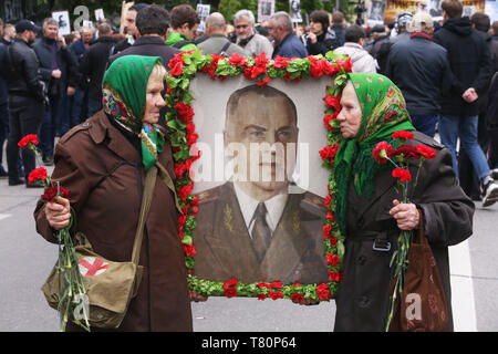 Kiew, Ukraine. 9. Mai, 2019. Zwei Frauen halten sie ein Portrait von ihrem Vater, die im Zweiten Weltkrieg starben als sie eine Parade zum Gedenken an den 74. Jahrestag des Sieges über den Nationalsozialismus während des Zweiten Weltkrieges in Kiew, Ukraine, 9. Mai 2019 teilnehmen. Credit: Sergey/Xinhua/Alamy leben Nachrichten Stockfoto