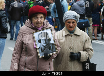 Kiew, Ukraine. 9. Mai, 2019. Menschen nehmen an einer Parade zum Gedenken an den 74. Jahrestag des Sieges über den Nationalsozialismus während des Zweiten Weltkrieges in Kiew, Ukraine, 9. Mai 2019. Credit: Sergey/Xinhua/Alamy leben Nachrichten Stockfoto