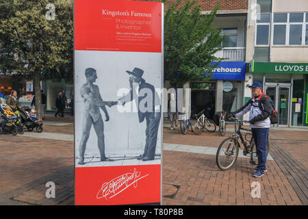 Kingston upon Thames, Großbritannien. 10. Mai 2019. Kingston würdigt Eadweard Muybridge, war ein englischer wegweisender Fotograf für seine Pionierarbeit bei der fotografischen Studien der Bewegung gutgeschrieben, und frühe Arbeit in Bewegung - Bild Projektion und als der Pate des Kinos, die in Kingston England 1830 Credit geboren zu sein: Amer ghazzal/Alamy leben Nachrichten Stockfoto