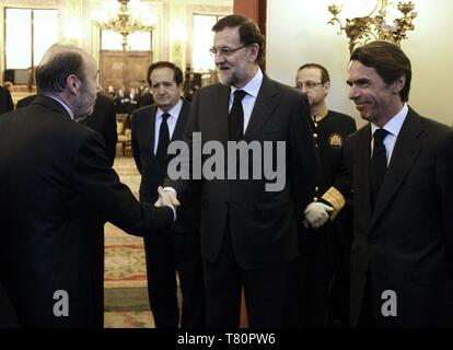 GRA 130. MADRID, 24/03/2014 - El Presidente del Regierung, Mariano Rajoy (2d), junto al expresidente José María Aznar (d), saluda Al secretario General del PSOE, Alfredo Pérez Rubalcaba (i), eine Su llegada Hoy al Congreso de los Diputados, donde ha sido instalada la capilla ardiente del expresidente del Regierung Adolfo Suárez, en el Salón de Los Pasos Perdidos de la Cámara Baja. EFE/Ballesteros *** POOL *** spanische Kongress, wo Adolfo Suarez der Sarg für seine Abschiedszeremonie Spanische ex platziert werden - Vizepräsident der Sozialistischen Partei Alfredo Perez Rubalcaba hat mit 67 Jahren in Madrid gestorben Stockfoto