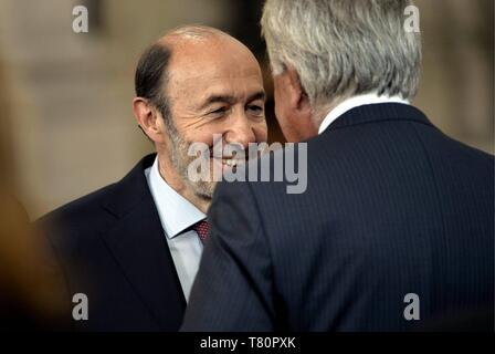 Los Reyes de España Juan Carlos y Sofia, Los Principes de Asturias, Felipe y Letizia, la Infanta Elena de Borbón y las Infanta Leonor y Sofia asisten a la sancion de la Ley organica por la que se hace La abdicacion efectiva del Rey Juan Carlos. En el Palacio Real de Madrid. Spaniens König Juan Carlos, Königin Sofia, Kronprinz Felipe und Prinzessin Letizia an der feierlichen Unterzeichnung der Abdankung im Royal Palace in Madrid, 18. Juni 2014. 261/CORDON DRÜCKEN SIE im Bild: Alfredo Rubalcaba Spanische ex - Vizepräsident der Sozialistischen Partei Alfredo Pérez Rubalcaba bei 67 Jahren ist gestorben Stockfoto