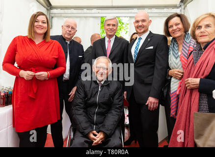 Hamburg, Deutschland. 10. Mai, 2019. Katharina Fegebank (Bündnis 90/Die Grünen, l-r), Senator für Umwelt, Dieter Lenzen, Präsident der Universität Hamburg, Wolfgang Schäuble (CDU), der Präsident des Deutschen Bundestages, Michael Otto, Vorsitzender des Aufsichtsrats der Otto Group, Alexander Gerst, Astronaut, Christl Otto und Ingeborg Schäuble sprechen, bevor die Feier des 100. Jahrestages der Errichtung der Universität Hamburg. Credit: Ulrich Perrey/dpa/Alamy leben Nachrichten Stockfoto