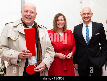 Hamburg, Deutschland. 10. Mai, 2019. Dieter Lenzen (L-R), Präsident der Universität Hamburg, Katharina Fegebank (Bündnis 90/Die Grünen), Senator für Umwelt, und Alexander Gerst, Astronaut, sprechen, bevor die Feier des 100. Jahrestages der Universität Hamburg. Credit: Ulrich Perrey/dpa/Alamy leben Nachrichten Stockfoto