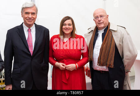 Hamburg, Deutschland. 10. Mai, 2019. Michael Otto (L-R), Vorsitzender des Aufsichtsrats der Otto Group, Katharina Fegebank (Bündnis 90/Die Grünen), Senator für Umwelt, und Dieter Lenzen, Präsident der Universität Hamburg, sprechen Sie vor der Feier des 100-jährigen Jubiläums der Universität Hamburg. Credit: Ulrich Perrey/dpa/Alamy leben Nachrichten Stockfoto