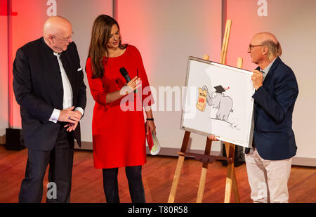 Hamburg, Deutschland. 10. Mai, 2019. Dieter Lenzen (l), Präsident der Universität Hamburg, ist eine Zeichnung von Otto Waalkes, ein Komiker, anlässlich der Feier des 100. Jahrestages der Universität Hamburg gegeben, die eine "unifante'. In der Mitte ist der Presenter Julia-Niharika Sen. Credit: Ulrich Perrey/dpa/Alamy leben Nachrichten Stockfoto