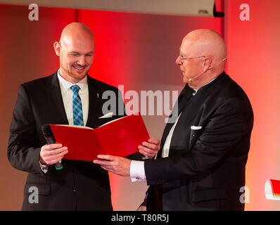 Hamburg, Deutschland. 10. Mai, 2019. Dieter Lenzen (r), Präsident der Universität Hamburg, Auszeichnungen Alexander Gerst (l), Astronaut, der ehrenamtliche senatorship der Universität Hamburg während des Festakts zur 100-jährigen Jubiläum der Universität Hamburg. Credit: Ulrich Perrey/dpa/Alamy leben Nachrichten Stockfoto