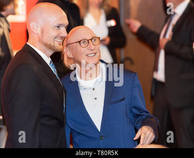 Hamburg, Deutschland. 10. Mai, 2019. Alexander Gerst (l), Astronaut, und Otto Waalkes, Comedians, sprechen, bevor die Feier des 100. Jahrestages der Universität Hamburg. Credit: Ulrich Perrey/dpa/Alamy leben Nachrichten Stockfoto