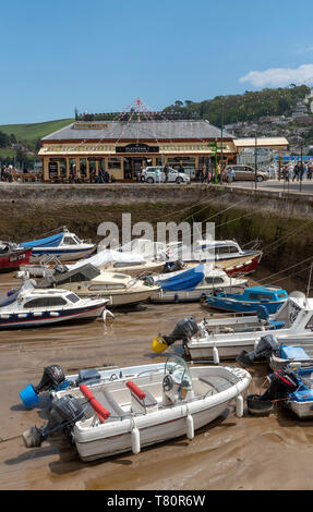 Dartmouth, South Devon, England, UK. Mai 2019. Der alte Bahnhof jetzt ein Cafe Bar und alten Hafen bei Ebbe Stockfoto