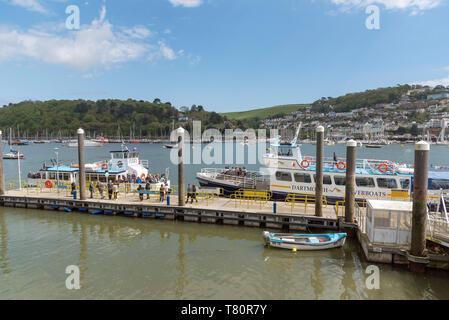 Dartmouth, South Devon, England, UK. Mai 2019. Die Dartmouth Stadt Jetty und Fähre über den Fluss Dart Kingswear. Stockfoto