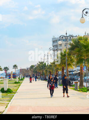 LARNACA, Zypern - 19. FEBRUAR 2019: Leute, Larnaca Böschung. Larnaka ist eine Hafenstadt in Zypern. Bekannte touristische Destination Stockfoto