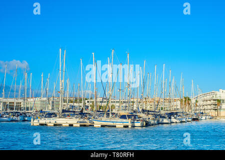 Yachten und Motorboot in Luxus Marina bei Sonnenuntergang. Portugal Stockfoto