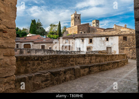 Straße von Trujillo und Türme der Kirche von Santa Maria La Mayor, Caceres, Extremadura, Spanien Stockfoto