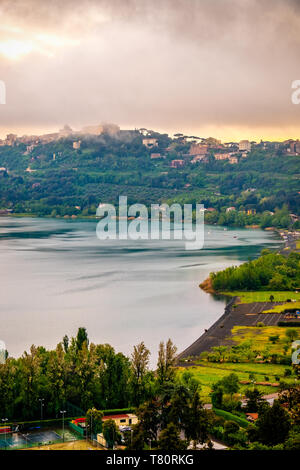 Lago di Albano oder Abano See in der Castelli Romani Umgebung - Roma - Latium - Italien vertikale Stockfoto