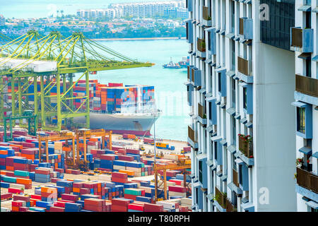 Apartment Gebäude, internationale Hafen von Singapur, Schiffe, bunten Frachtcontainern, Fracht Krane Stockfoto