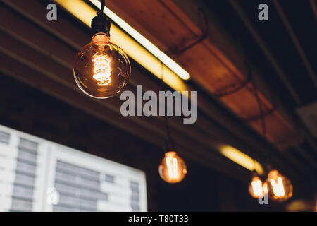 Retro Lampen hängen im Kaufhaus, mit schmücken Innenraum Luxus, Armaturen kombinieren Schöne moderne Designer, Lampen an der Decke, Bea Stockfoto