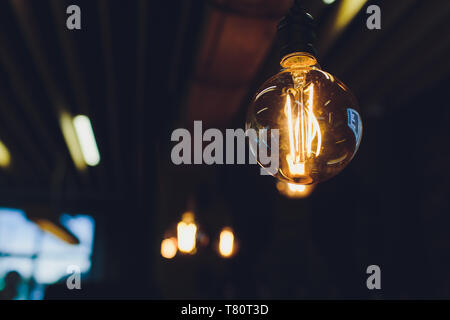 Retro Lampen hängen im Kaufhaus, mit schmücken Innenraum Luxus, Armaturen kombinieren Schöne moderne Designer, Lampen an der Decke, Bea Stockfoto