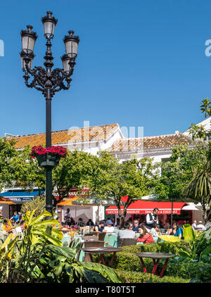 Alfresco Marbella Mittagessen Kellnerservice Orange Square - Plaza de los Naranjos, Essen im Freien, Leute, die Essen und Wein in der Altstadt von Marbella Spanien genießen Stockfoto