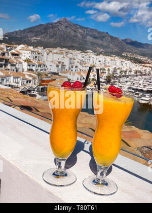 Puerto Banús Marbella frischen natürlichen Spanisch Orangensaft Gläser, auf Luxus Alfresco bar Hotel Terrasse mit Blick auf den Yachthafen Puerto Banús Marbella Spanien Stockfoto