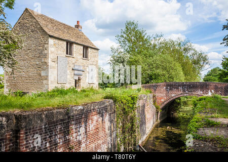 Ein Geentert, Cotswold Cottage am Ufer des stillgelegten Themse und Severn Canal in der Nähe von Cirencester, Gloucestershire. Stockfoto