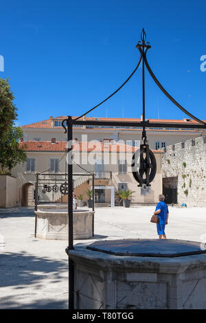 Fünf Brunnen Platz (Trg Pet Bunara), in der Altstadt von Zadar, Kroatien, mit einem der gleichnamigen gut-Köpfe in den Vordergrund Stockfoto