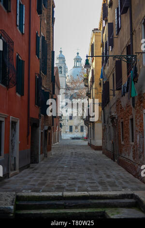 Gasse in die wunderschöne Stadt Venedig in Italien. Stockfoto