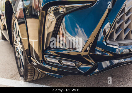 Nahaufnahme eines Luxus sportliches Auto mit vier Auspuffrohr und Stoßfänger realisiert in Echtcarbon. Stockfoto