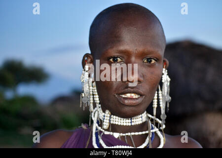 Portrait von Maasai Mädchen im Naturschutzgebiet Ngorongoro Conservation Area Stockfoto