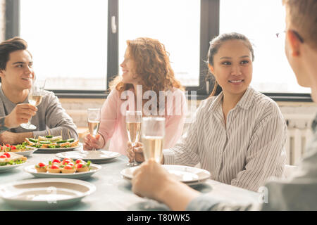 Abendessen im Gespräch Stockfoto