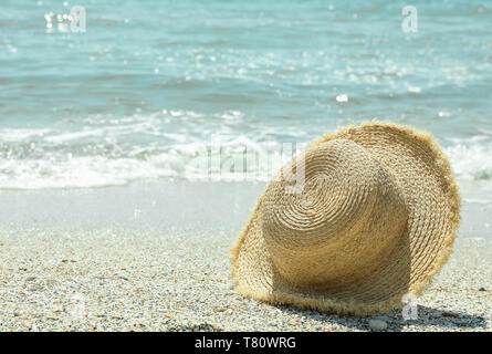 Stroh Hut auf dem Meer, Platz für Text. Sommer Urlaub Hintergrund Stockfoto