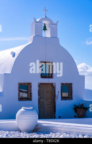 Traditionellen, weiß getünchten Griechisch-orthodoxen Kirche in Oia, Santorini, Griechenland Stockfoto