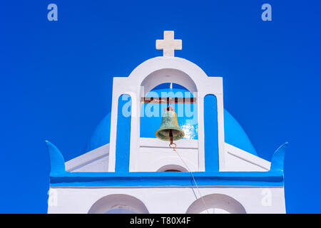 Blaue Kuppel und Glockenturm von einer weiß getünchten Griechische Kirche auf dem Hügel in der Nähe von Oia, Santorini, Griechenland Stockfoto