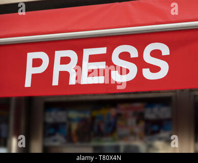 Drücken Sie Poster in Englisch (Kiosk, Verkauf von Zeitungen, Zeitschriften,...) Stockfoto