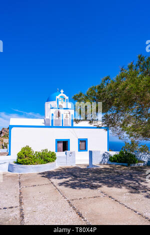 Traditionellen, weiß getünchten Griechische Kirche mit der blauen Kuppel auf dem Hügel in der Nähe von Oia, Santorini, Griechenland Stockfoto