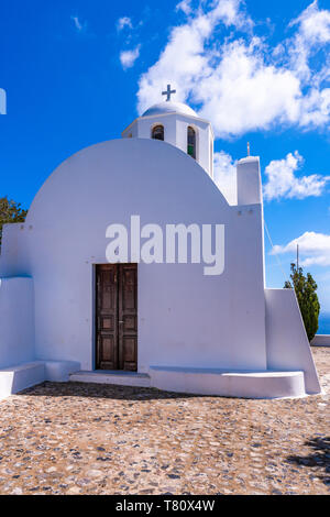 Traditionellen, weiß getünchten Griechische Kirche auf dem Hügel in der Nähe von Oia agaimst blauer Himmel, Santorini, Griechenland Stockfoto