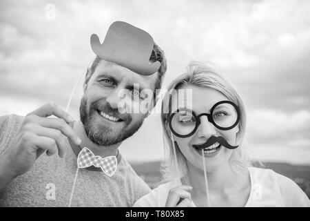 Party oder Geburtstag Konzept. Junges Paar in einem Photo Booth Partei Stockfoto