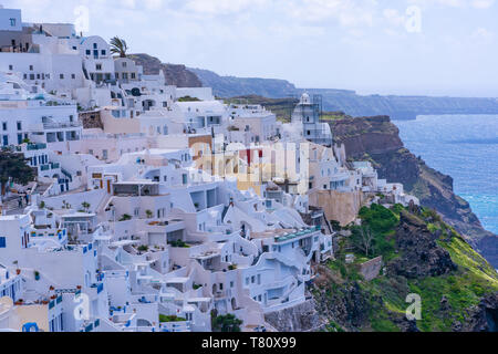 Anzeigen von Fira mit weiß getünchten Häusern, die Hauptstadt der griechischen Insel Santorin. Stockfoto