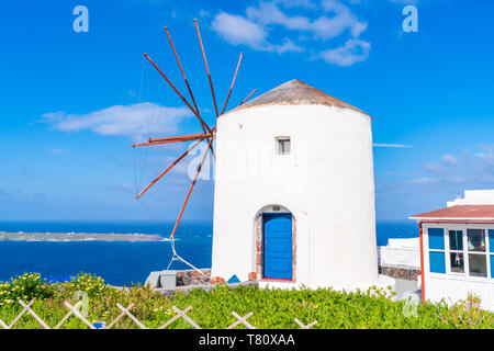 Traditionelle weiße Windmühle in Oia auf Kykladen Insel Santorini, Griechenland Stockfoto